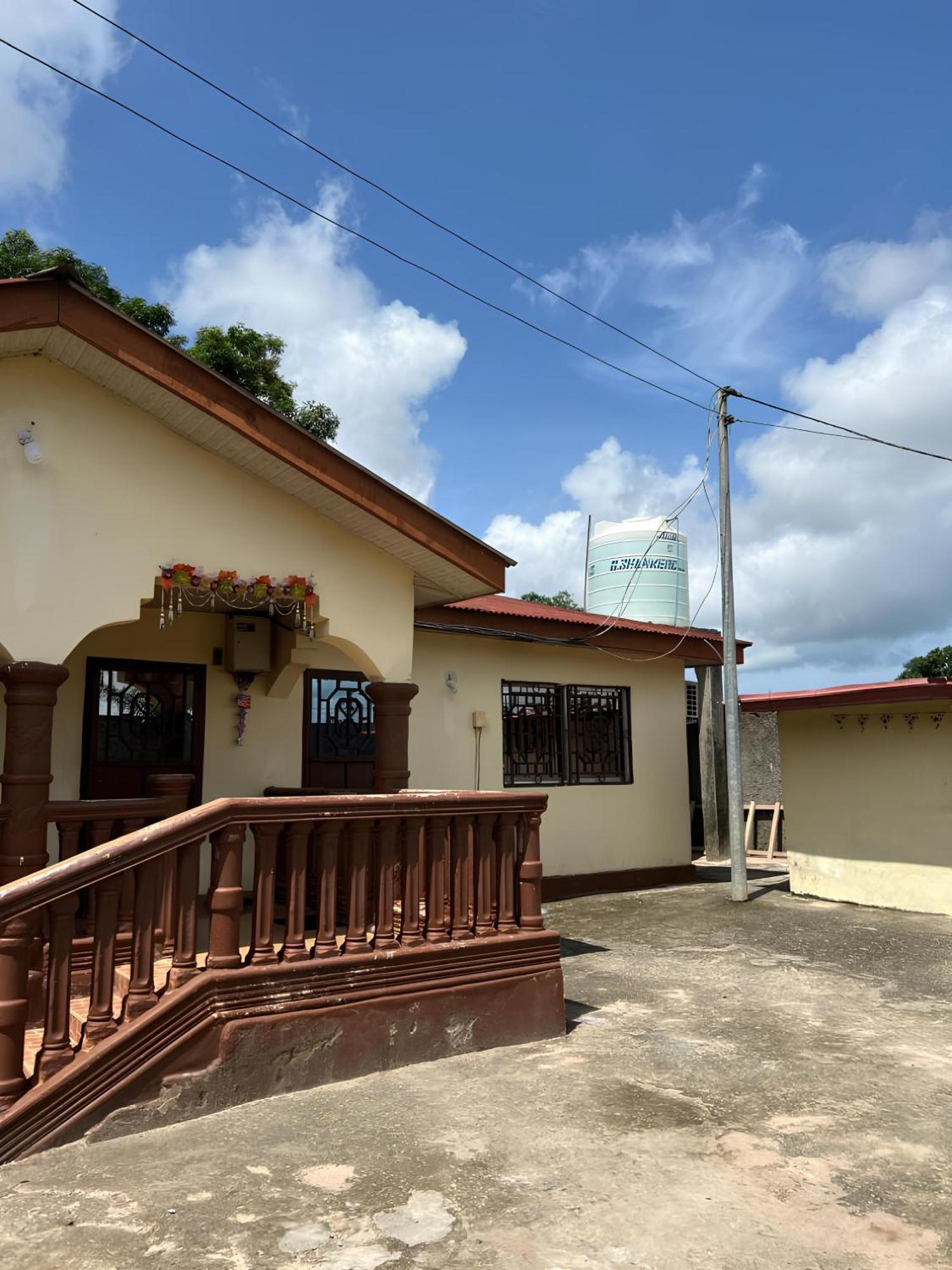 Yogi Home Stay Near Freetown Airport Exterior photo